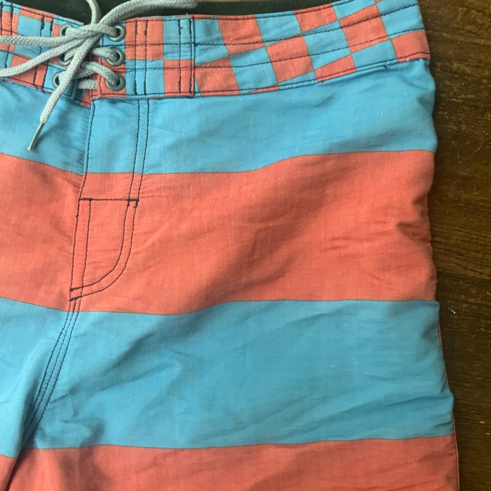 Men's Quiksilver Board Shorts Red And Blue Stripes Checkered Size 30 - Picture 5 of 12